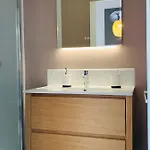 Warm & Wood Apartment *