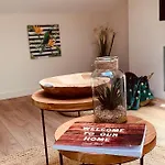 Warm & Wood Apartment *