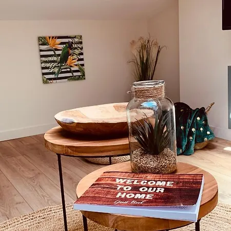 Warm & Wood Apartment *