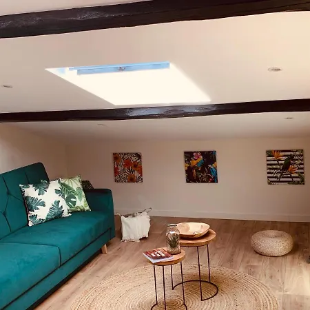 Warm & Wood Apartment *