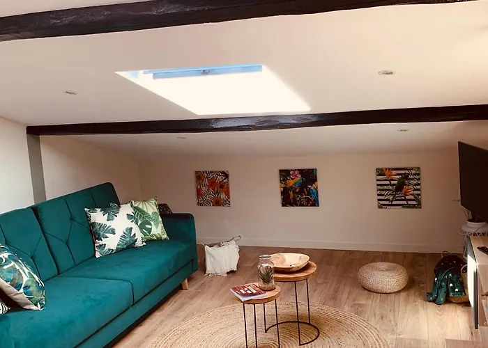 Warm & Wood Apartment *